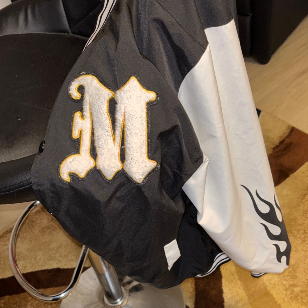 Black and White Graphic Jacket - Picture 2 of 4